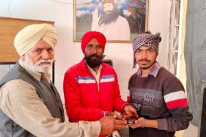 Honesty News Punjab: ਡੇਰਾ ਸ਼ਰਧਾਲੂ ਨੇ ਮੋਬਾਇਲ ਵਾਪਸ ਕਰਕੇ ਦਿਖਾਈ ਇਮਾਨਦਾਰੀ