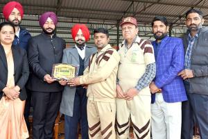 Malout News: ਅੱਖਾਂ ਦਾਨ ਸੰਮਤੀ ਮਲੋਟ ਨੂੰ ਗਣਤੰਤਰ ਦਿਵਸ ਸਮਾਰੋਹ ਮੌਕੇ ਕੀਤਾ ਸਨਮਾਨਿਤ