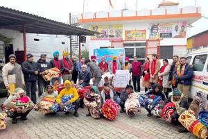 Social Service: ਭਾਰਤ ਵਿਕਾਸ ਪ੍ਰੀਸ਼ਦ ਵੱਲੋਂ ਨਵੇਂ ਸਾਲ ਦੀ ਖੁਸ਼ੀ ’ਚ ਲੇਬਰ ਨੂੰ ਵੰਡੇ ਕੰਬਲ ਅਤੇ ਗਊਆਂ ਲਈ ਗੁੜ ਕੀਤਾ ਦਾਨ