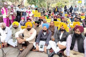 AAP Protest: ਕਾਂਗਰਸੀਆਂ ਦੀ ਗਲਤ ਬਿਆਨਬਾਜ਼ੀ ਦੇ ਵਿਰੋਧ ਵਿੱਚ ਆਪ ਵੱਲੋਂ ਰੋਸ ਧਰਨਾ