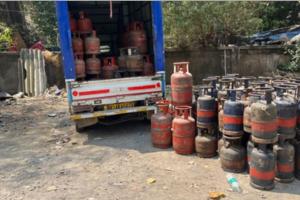 Gas Cylinder Seizure: ਮੁੰਬਈ ’ਚ ਗੈਸ ਸਿਲੰਡਰਾਂ ਦੀ ਕਾਲਾਬਾਜ਼ਾਰੀ, ਰਾਸ਼ਨ ਵੰਡ ਵਿਭਾਗ ਨੇ ਸਟਾਕ ਕੀਤਾ ਜ਼ਬਤ