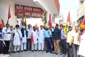 Martyrdom Day: ਏਟਕ ’ਚ ਸ਼ਾਮਲ ਜੱਥੇਬੰਦੀਆਂ ਵੱਲੋਂ ਸ਼ਹੀਦ-ਏ-ਆਜ਼ਮ ਭਗਤ ਸਿੰਘ, ਸੁਖਦੇਵ ਤੇ ਰਾਜਗੁਰੂ ਦਾ ਸ਼ਹੀਦੀ ਦਿਹਾੜਾ ਮਨਾਇਆ