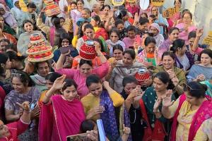 Punjab Government: ਪੰਜਾਬ ਸਰਕਾਰ ਦੇ ਮਹਿਲਾ ਵਿੱਤੀ ਸਹਾਇਤਾ ਐਲਾਨ ਨਾਲ ਖੁਸ਼ੀ ਦੀ ਲਹਿਰ; ਪੰਜਾਬ ਭਰ ਵਿੱਚ ਔਰਤਾਂ ਨੇ ਜਾਗੋ ਕੱਢ ਕੇ ਮਨਾਈ ਖੁਸ਼ੀ