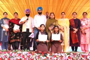 Punjab Sakhi Shakti Mela: ਗੁੱਤ ਗੁੰਦਣ ’ਚ ਪ੍ਰੀਤੀ ਤੇ ਮਧੂਮਾਲਾ ਮੋਹਰੀ ਰਹੀਆਂ, ਲੋਕ ਨਾਚਾਂ ’ਚ ਬਿਕਰਮ ਕਾਲਜ ਦੀ ਚੜਤ