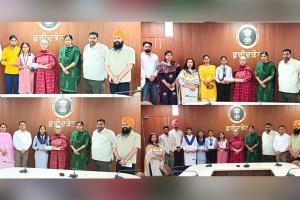 8th Class Toppers: ਅੱਠਵੀਂ ਜਮਾਤ ਦੇ ਟਾਪਰ ਵਿਦਿਆਰਥੀਆਂ ਨੂੰ ਡਿਪਟੀ ਕਮਿਸ਼ਨਰ ਨੇ ਕੀਤਾ ਸਨਮਾਨਿਤ