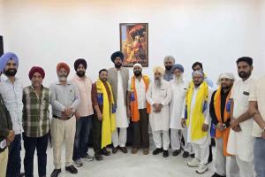 Aam Aadmi Party: ਰਮਦਾਸ ਕਸਬੇ ’ਚ ਮੌਜੂਦਾ ਕੌਂਸਲਰ ਨੇ ਸਾਥੀਆਂ ਸਮੇਤ ਪੰਜਾ ਛੱਡ ਝਾੜੂ ਫੜਿਆ