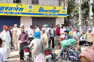 LPG Shortage Punjab: ਕੋਟਕਪੂਰਾ ’ਚ LPG ਗੈਸ ਸਪਲਾਈ ਨੂੰ ਲੈ ਕੇ ਹਾਹਾਕਾਰ, ਲੋਕਾਂ ਵੱਲੋਂ ਗੈਸ ਏਜੰਸੀ ਬਾਹਰ ਰੋਸ ਪ੍ਰਦਰਸ਼ਨ