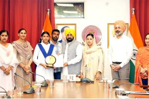 Punjab News: ਅੱਠਵੀਂ ਦੇ ਨਤੀਜਿਆ ਵਿੱਚ ਟਾਪਰ ਰਹਿਣ ਵਾਲੀ ਵਿਦਿਆਰਥਣਾਂ ਨੂੰ ਮਿਲੇ ਸੀਐਮ ਭਗਵੰਤ ਮਾਨ 