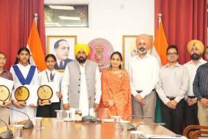 8th Result: ਪੰਜਾਬ ਦੀਆਂ ਧੀਆਂ ਨੇ 'ਸਿੱਖਿਆ ਕ੍ਰਾਂਤੀ' ਵਿੱਚ ਮੋਹਰੀ ਭੂਮਿਕਾ ਨਿਭਾਈ, ਪੰਜਾਬ ਸਕੂਲ ਸਿੱਖਿਆ ਬੋਰਡ ਦੇ ਅੱਠਵੀਂ ਜਮਾਤ ਦੇ ਨਤੀਜਿਆਂ ਵਿੱਚ ਪਹਿਲੇ 20 ਵਿੱਚੋਂ 19 ਸਥਾਨ ਪ੍ਰਾਪਤ ਕੀਤੇ