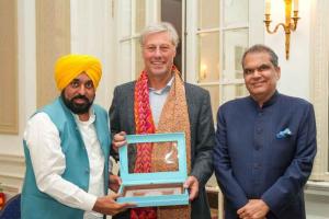 ਮੁੱਖ ਮੰਤਰੀ ਨੇ ਹਾਲੈਂਡ ਦੇ ਮਹਾਨ ਹਾਕੀ ਖਿਡਾਰੀ ਫਲੋਰਿਸ ਜਾਨ ਬੋਵਲੈਂਡਰ ਨਾਲ ਕੀਤੀ ਮੁਲਾਕਾਤ, ਪੰਜਾਬ ਦੇ ਅਥਲੀਟਾਂ ਨੂੰ ਸਿਖਲਾਈ ਦੇਣ ਦਾ ਦਿੱਤਾ ਸੱਦਾ