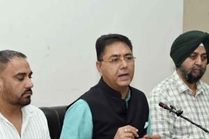 Punjab: ਮੁੱਖ ਮੰਤਰੀ ਰੌਸ਼ਨ ਪੰਜਾਬ ਯੋਜਨਾ’ ਤਹਿਤ ਪੰਜਾਬ ਦੇ 13,000 ਪਿੰਡਾਂ ਨੂੰ ਸੋਲਰ ਐਲ.ਈ.ਡੀ. ਲਾਈਟਾਂ ਨਾਲ ਕੀਤਾ ਜਾਵੇਗਾ ਰੌਸ਼ਨ : ਅਮਨ ਅਰੋੜਾ