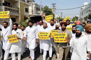Punjab ਭਰ 'ਚ ਜਨਤਾ ਦਾ ਗੁੱਸਾ ਫੁੱਟਿਆ, ਦਲਬਦਲੂ ਸੰਸਦ ਮੈਂਬਰਾਂ ਨੂੰ ਕੰਧਾਂ ਤੇ ਗਲੀਆਂ 'ਚ 'ਪੰਜਾਬ ਦੇ ਗੱਦਾਰ' ਨਾਅਰਿਆਂ ਦਾ ਕਰਨਾ ਪਿਆ ਸਾਹਮਣਾ