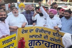 Aap Punjab ਦੀ ਟਰੇਡ ਵਿੰਗ ਵਲੋਂ ਗੈਸ ਸਿਲੰਡਰਾਂ ਦੀਆਂ ਕੀਮਤਾਂ ‘ਚ ਵਾਧੇ ਵਿਰੁਧ ਘੰਟਾ ਘਰ ਵਿਖੇ ਰੋਸ ਪ੍ਰਦਰਸ਼ਨ