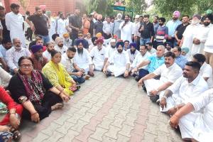 SDM Office Amloh Protest: ਮੰਡੀ ਗੋਬਿੰਦਗੜ੍ਹ ਨਗਰ ਕੌਂਸਲ ਚੋਣਾਂ: ਨਾਮਜ਼ਦਗੀ ਪੱਤਰਾਂ ਦੀ ਸੂਚੀ ਲੇਟ ਕਰਨ ’ਤੇ ਵਿਰੋਧੀ ਧਿਰਾਂ ਦਾ ਐਸਡੀਐਮ ਦਫ਼ਤਰ ਅਮਲੋਹ ਅੱਗੇ ਧਰਨਾ