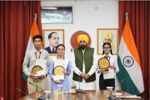 CM Bhagwant Mann: ਮੁੱਖ ਮੰਤਰੀ ਭਗਵੰਤ ਮਾਨ ਨੇ 10ਵੀਂ ਜਮਾਤ ਦੇ ਟਾਪਰਾਂ ਨਾਲ ਕੀਤੀ ਮੁਲਾਕਾਤ