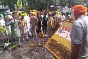 Breaking News Farmers : ਪੁਲਿਸ ਦੇ ਬੈਰੀਕੇਡ ਤੋੜ ਕੇ ਅੱਗੇ ਵਧੇ ਕਿਸਾਨ, ਹੋਈ ਧੱਕਾਮੁੱਕੀ 