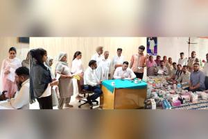 Free Medical Camp: ਕਿੱਕਰਖੇੜਾ 'ਚ ਲੱਗੇ ਮੈਡੀਕਲ ਕੈਂਪ 'ਚ ਜੁੜੀ ਭਾਰੀ ਭੀੜ,ਮਰੀਜ਼ਾਂ ਨੂੰ ਮਿਲਿਆ ਇਹ ਵੱਡਾ ਫਾਇਦਾ