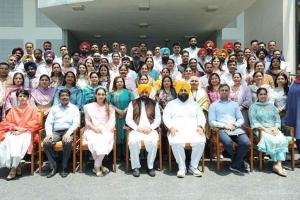 Punjab Education: ਪੰਜਾਬ ਦੇ ਸਰਕਾਰੀ ਸਕੂਲਾਂ ਦੇ 72 ਅਧਿਆਪਕਾਂ ਦਾ ਵਫ਼ਦ ਸਿਖਲਾਈ ਲਈ ਫਿਨਲੈਂਡ ਰਵਾਨਾ, ਭਗਵੰਤ ਮਾਨ ਸਰਕਾਰ ਦੀ ‘ਸਿੱਖਿਆ ਕ੍ਰਾਂਤੀ’ ਨੂੰ ਹੋਰ ਮਜ਼ਬੂਤੀ ਮਿਲੇਗੀ