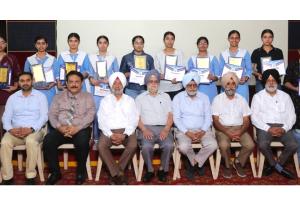School Award Ceremony: ਦਸਮੇਸ਼ ਪਬਲਿਕ ਸਕੂਲ ਫ਼ਰੀਦਕੋਟ ਦੇ ਹੋਣਹਾਰ ਵਿਦਿਆਰਥੀਆਂ ਨੂੰ ਨਗਦ ਇਨਾਮਾਂ ਨਾਲ ਕੀਤਾ ਸਨਮਾਨਿਤ