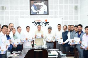 Dehradun News: ਮੁੱਖ ਮੰਤਰੀ ਨੇ ‘ਸੂਰਜੀ ਜਾਗਰੂਕਤਾ ਪੁਸਤਕ’ ਦਾ  ਕੀਤਾ ਉਦਘਾਟਨ, ਇਸ ਨੂੰ ਹਰੇ ਭਵਿੱਖ ਵੱਲ ਇੱਕ ਵੱਡਾ ਕਦਮ ਦੱਸਿਆ