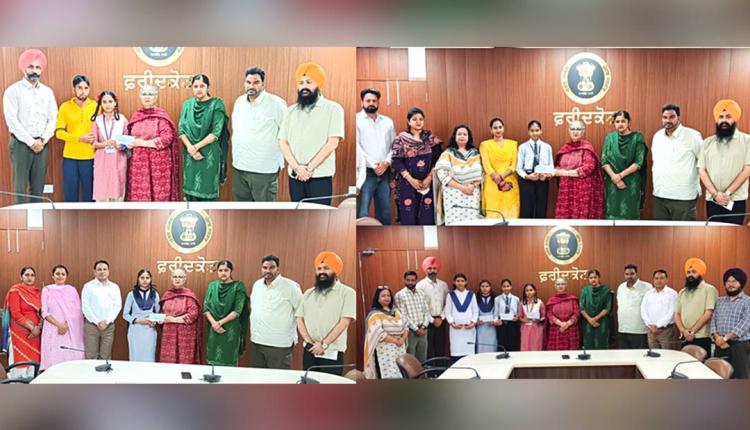 8th Class Toppers: ਅੱਠਵੀਂ ਜਮਾਤ ਦੇ ਟਾਪਰ ਵਿਦਿਆਰਥੀਆਂ ਨੂੰ ਡਿਪਟੀ ਕਮਿਸ਼ਨਰ ਨੇ ਕੀਤਾ ਸਨਮਾਨਿਤ