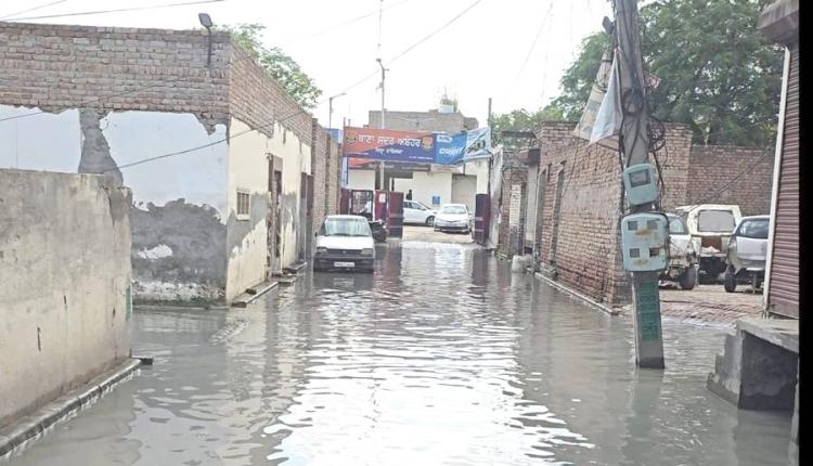 Abohar News: ਅਬੋਹਰ ’ਚ ਸੀਵਰੇਜ਼ ਬੰਦ, ਗਲੀਆਂ-ਬਾਜ਼ਾਰਾਂ ’ਚ ਬਣੇ ਹੜ੍ਹ ਵਰਗੇ ਹਾਲਾਤ!