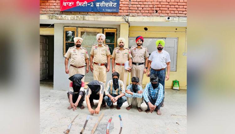 Crime News Punjab: ਲੁੱਟ-ਖੋਹ ਕਰਨ ਦੀ ਤਾਕ ’ਚ ਬੈਠੇ ਗਿਰੋਹ ਦੇ 5 ਮੈਂਬਰ ਤੇਜ਼ਧਾਰ ਹਥਿਆਰਾਂ ਸਮੇਤ ਕਾਬੂ 