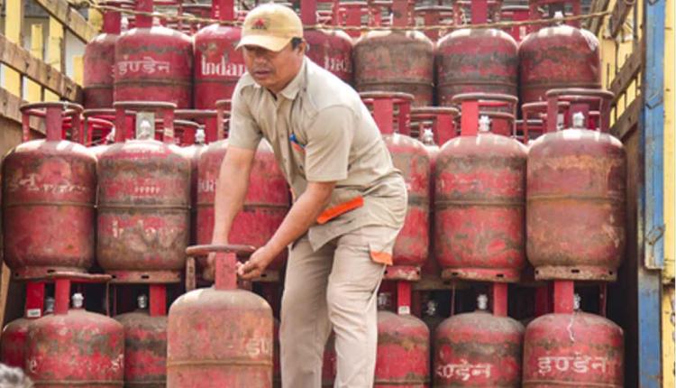 Gas Cylinder News: ਦੇਸ਼ ’ਚ ਐਲਪੀਜੀ ਸਿਲੰਡਰ ਦੀ ਡਿਲੀਵਰੀ ਸਬੰਧੀ ਕੇਂਦਰ ਦਾ ਵੱਡਾ ਬਿਆਨ, ਜਨਤਾ ਨੂੰ ਕਿਹਾ...
