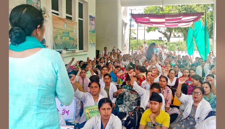 Health Workers Protest: ਐਸਮਾ ਐਕਟ ਦਾ ਵੀ ਨਹੀਂ ਰਿਹਾ ਡਰ, ਨਰਸਾਂ ਦੀ ਹੜਤਾਲ ਜਾਰੀ