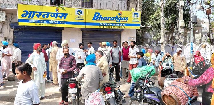 LPG Shortage Punjab: ਕੋਟਕਪੂਰਾ ’ਚ LPG ਗੈਸ ਸਪਲਾਈ ਨੂੰ ਲੈ ਕੇ ਹਾਹਾਕਾਰ, ਲੋਕਾਂ ਵੱਲੋਂ ਗੈਸ ਏਜੰਸੀ ਬਾਹਰ ਰੋਸ ਪ੍ਰਦਰਸ਼ਨ