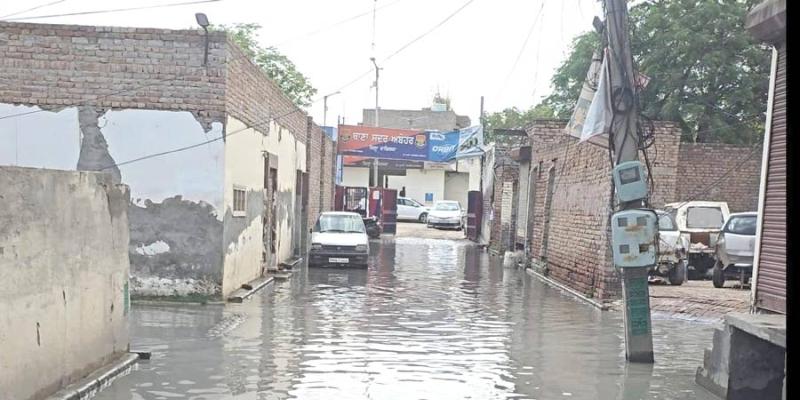 Abohar News: ਅਬੋਹਰ ’ਚ ਸੀਵਰੇਜ਼ ਬੰਦ, ਗਲੀਆਂ-ਬਾਜ਼ਾਰਾਂ ’ਚ ਬਣੇ ਹੜ੍ਹ ਵਰਗੇ ਹਾਲਾਤ!