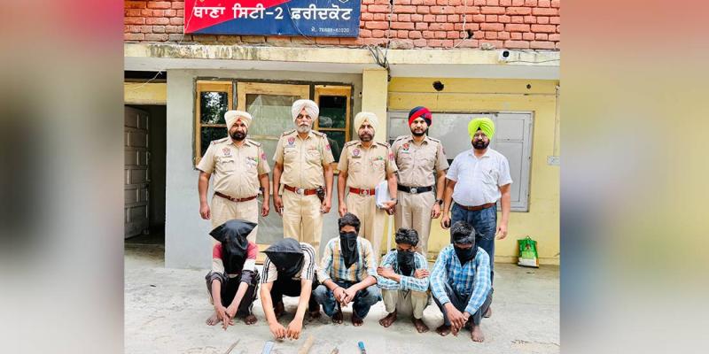 Crime News Punjab: ਲੁੱਟ-ਖੋਹ ਕਰਨ ਦੀ ਤਾਕ ’ਚ ਬੈਠੇ ਗਿਰੋਹ ਦੇ 5 ਮੈਂਬਰ ਤੇਜ਼ਧਾਰ ਹਥਿਆਰਾਂ ਸਮੇਤ ਕਾਬੂ 