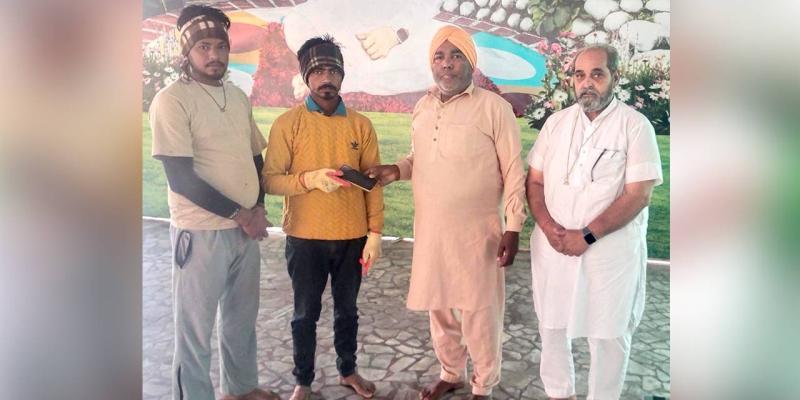 Honesty: ਠਾਣਾ ਸਿੰਘ ਇੰਸਾਂ ਦੀ ਇਮਾਨਦਾਰੀ ਦੀ ਹਰ ਪਾਸੇ ਚਰਚਾ, ਜਾਣੋ ਕੀ ਹੈ ਮਾਮਲਾ