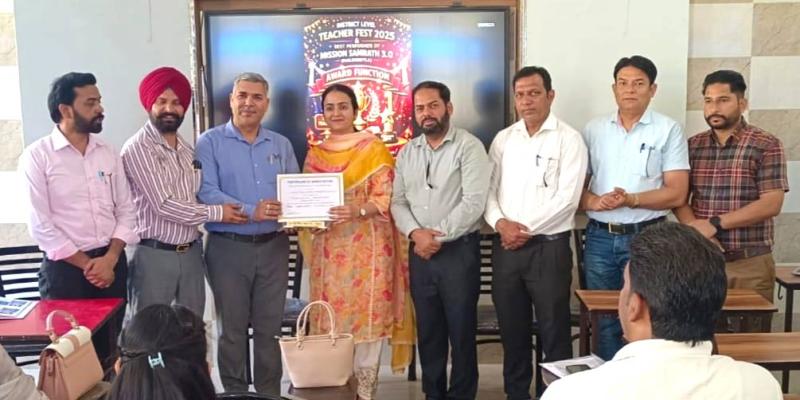 Malerkotla News: ਮਲੇਰਕੋਟਲਾ ਵਿਖੇ ਹੋਏ ਸਨਮਾਨ ਸਮਾਰੋਹ ਦੌਰਾਨ ਸ਼ਾਨਦਾਰ ਸੇਵਾਵਾਂ ਦੇਣ ਵਾਲੇ ਅਧਿਆਪਕਾਂ ਨੂੰ ਕੀਤਾ ਸਨਮਾਨਿਤ