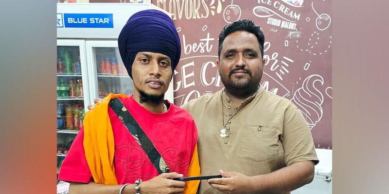 Honesty: ਸੱਚੇ ਨਿਮਰ ਸੇਵਾਦਾਰ ਰਾਹੁਲ ਇੰਸਾਂ ਨੇ ਸੜਕ ’ਤੇ ਡਿੱਗਿਆ ਮੋਬਾਇਲ ਵਾਪਸ ਕਰ ਦਿਖਾਈ ਇਮਾਨਦਾਰੀ