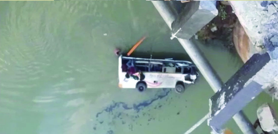 Bus, Collapses, Bansas River, dead