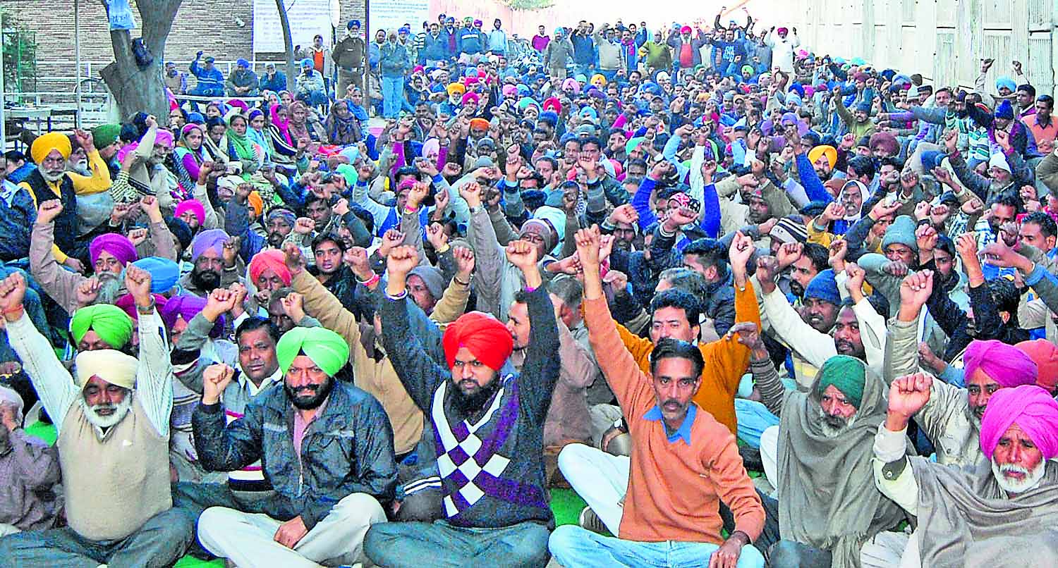 Powercom Workers, Protest, Against, Manpreet Singh Badal, Punjab Govt.