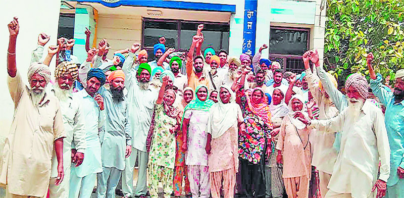 Residents, Center, protested, Villagers