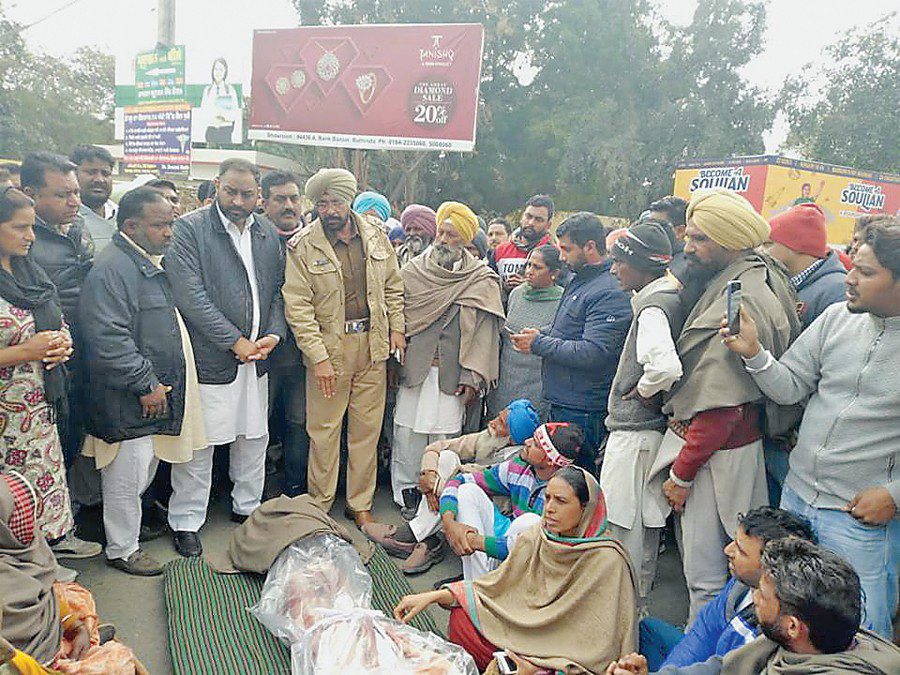 Due to the accident, the young man's family staged to keep the corpse on the road