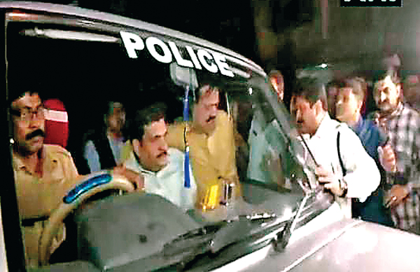 Kolkata police arrest five CBI officers