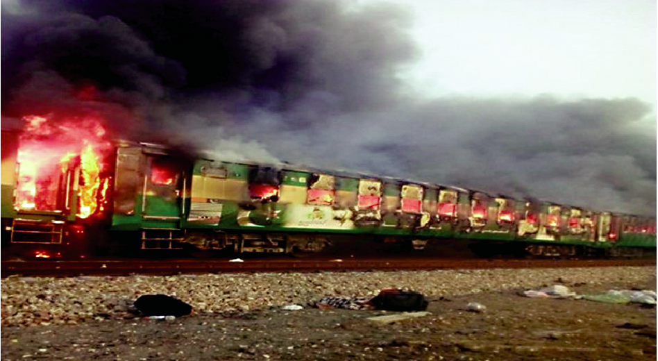 Explosion , Pakistan , Train,  Kills 65