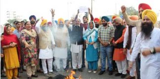 Akali workers protest of Health Minister Sidhu
