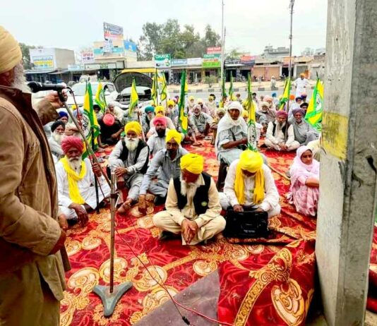 Sunam News: ਚੋਰਾਂ ’ਤੇ ਕਾਰਵਾਈ ਦੀ ਮੰਗ ਸਬੰਧੀ ਥਾਣੇ ਅੱਗੇ ਦਿੱਤਾ ਧਰਨਾ Sunam News