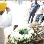 ਜਲੰਧਰ : ਦੌੜਾਕ ਫੌਜਾ ਸਿੰਘ ਦੇ ਅੰਤਿਮ ਸਸਕਾਰ ਮੌਕੇ ਸ਼ਰਧਾਂਜਲੀ ਦਿੰਦੇ ਹੋਏ ਰਾਜਪਾਲ ਗੁਲਾਬ ਚੰਦ ਕਟਾਰੀਆ ਅਤੇ ਮੁੱਖ ਮੰਤਰੀ ਭਗਵੰਤ ਮਾਨ।