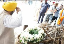 ਜਲੰਧਰ : ਦੌੜਾਕ ਫੌਜਾ ਸਿੰਘ ਦੇ ਅੰਤਿਮ ਸਸਕਾਰ ਮੌਕੇ ਸ਼ਰਧਾਂਜਲੀ ਦਿੰਦੇ ਹੋਏ ਰਾਜਪਾਲ ਗੁਲਾਬ ਚੰਦ ਕਟਾਰੀਆ ਅਤੇ ਮੁੱਖ ਮੰਤਰੀ ਭਗਵੰਤ ਮਾਨ।
