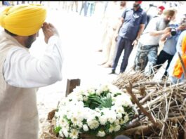 ਜਲੰਧਰ : ਦੌੜਾਕ ਫੌਜਾ ਸਿੰਘ ਦੇ ਅੰਤਿਮ ਸਸਕਾਰ ਮੌਕੇ ਸ਼ਰਧਾਂਜਲੀ ਦਿੰਦੇ ਹੋਏ ਰਾਜਪਾਲ ਗੁਲਾਬ ਚੰਦ ਕਟਾਰੀਆ ਅਤੇ ਮੁੱਖ ਮੰਤਰੀ ਭਗਵੰਤ ਮਾਨ।