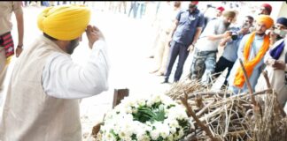 ਜਲੰਧਰ : ਦੌੜਾਕ ਫੌਜਾ ਸਿੰਘ ਦੇ ਅੰਤਿਮ ਸਸਕਾਰ ਮੌਕੇ ਸ਼ਰਧਾਂਜਲੀ ਦਿੰਦੇ ਹੋਏ ਰਾਜਪਾਲ ਗੁਲਾਬ ਚੰਦ ਕਟਾਰੀਆ ਅਤੇ ਮੁੱਖ ਮੰਤਰੀ ਭਗਵੰਤ ਮਾਨ।