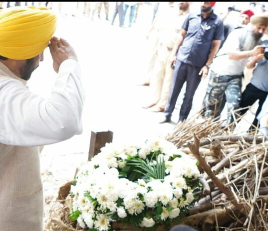 ਜਲੰਧਰ : ਦੌੜਾਕ ਫੌਜਾ ਸਿੰਘ ਦੇ ਅੰਤਿਮ ਸਸਕਾਰ ਮੌਕੇ ਸ਼ਰਧਾਂਜਲੀ ਦਿੰਦੇ ਹੋਏ ਰਾਜਪਾਲ ਗੁਲਾਬ ਚੰਦ ਕਟਾਰੀਆ ਅਤੇ ਮੁੱਖ ਮੰਤਰੀ ਭਗਵੰਤ ਮਾਨ।