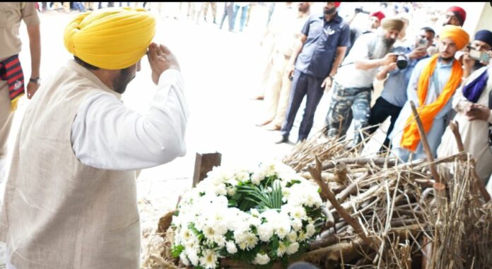 ਜਲੰਧਰ : ਦੌੜਾਕ ਫੌਜਾ ਸਿੰਘ ਦੇ ਅੰਤਿਮ ਸਸਕਾਰ ਮੌਕੇ ਸ਼ਰਧਾਂਜਲੀ ਦਿੰਦੇ ਹੋਏ ਰਾਜਪਾਲ ਗੁਲਾਬ ਚੰਦ ਕਟਾਰੀਆ ਅਤੇ ਮੁੱਖ ਮੰਤਰੀ ਭਗਵੰਤ ਮਾਨ।