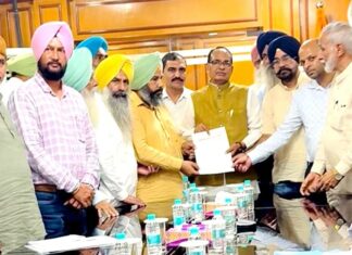 ਨਾਭਾ: ਕੇਂਦਰੀ ਮੰਤਰੀ ਸਿਵਰਾਜ ਚੌਹਾਨ ਨੂੰ ਮੰਗ ਪੱਤਰ ਦਿੰਦੇ ਪੰਜਾਬ ਕਿਸਾਨ ਸੰਘ ਆਗੂ।